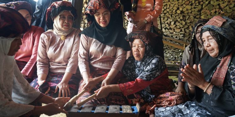 Ketua TP PKK Lavita Ajak Wisata Sehari di Tabir. (Foto : ist)