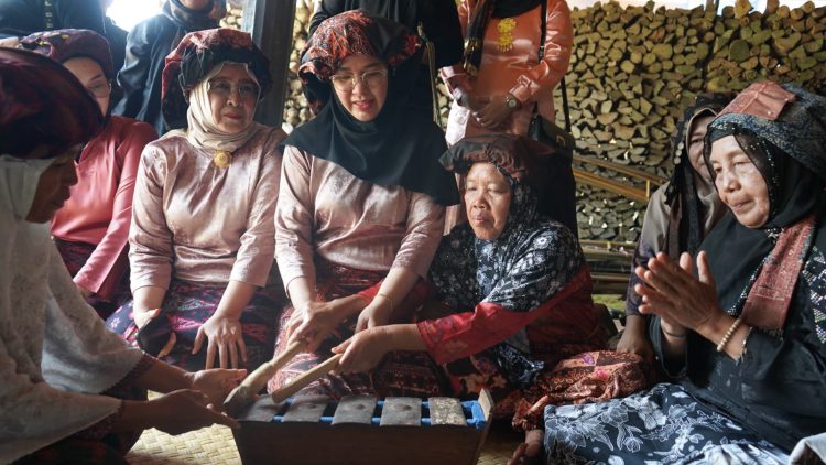 Ketua TP PKK Lavita Ajak Wisata Sehari di Tabir. (Foto : ist)
