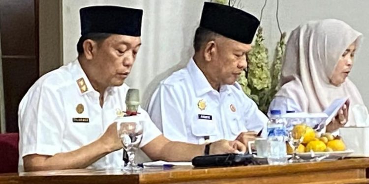 Wabup dan Sekda Merangin pimpin rapat. (Foto : ist)