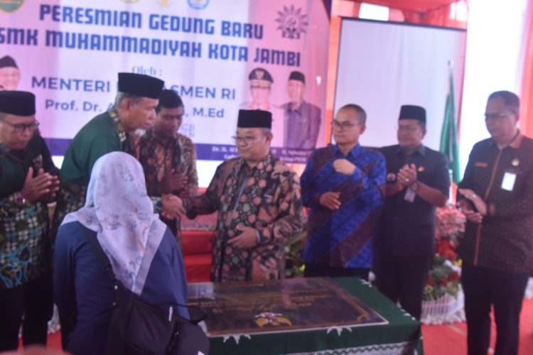 Wali Kota Maulana dampingi Mendikdasmen. (Foto : ist)