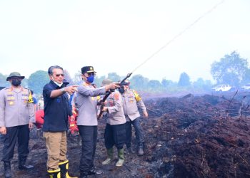 Kapolda Jambi turun padamkan kebakaran hutan dan lahan. (Foto : ist)
