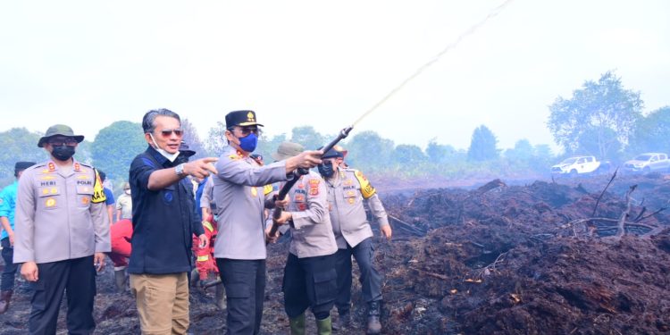 Kapolda Jambi turun padamkan kebakaran hutan dan lahan. (Foto : ist)