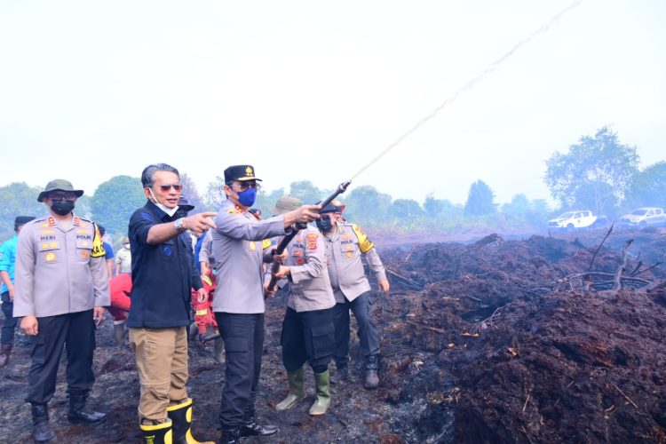 Kapolda Jambi turun padamkan kebakaran hutan dan lahan. (Foto : ist)