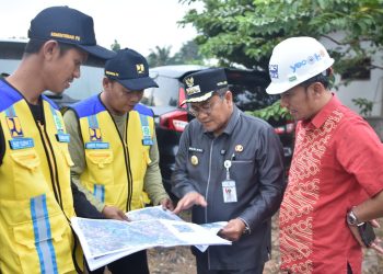 Pastikan Proyek Pengendalian Banjir Sesuai Rencana, Wali Kota Maulana dan Komisi V DPR RI Cek di Lapangan. (Foto : ist)