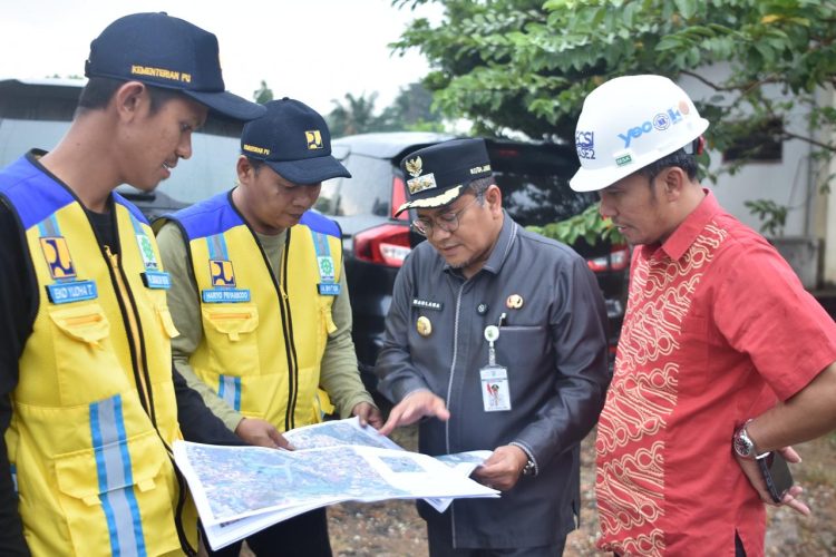 Pastikan Proyek Pengendalian Banjir Sesuai Rencana, Wali Kota Maulana dan Komisi V DPR RI Cek di Lapangan. (Foto : ist)
