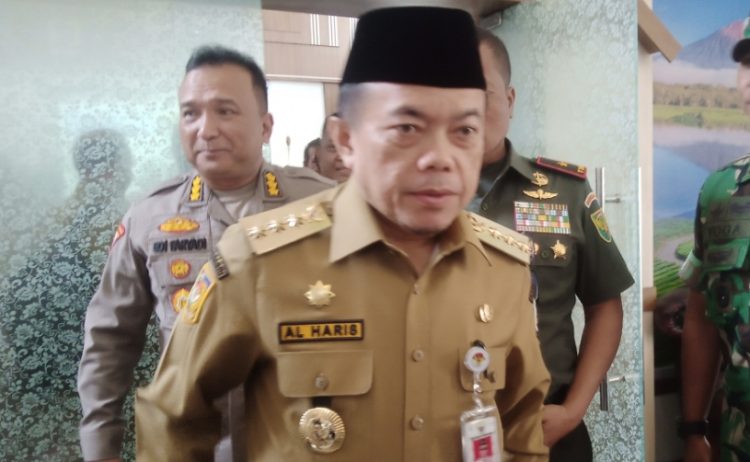 Gubernur Jambi Al Haris ditemui usai rapat di ruang VIP Bandara Sultan Thaha. (Foto : Rolan - sinarjambi.com)