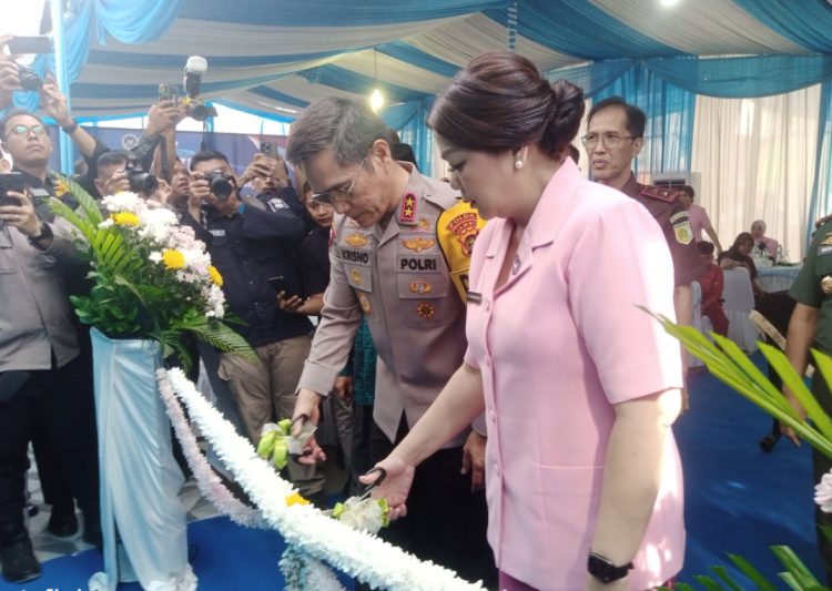 Kapolda bersama ketua Bhayangkari daerah Jambi menggunting pita peresmian SPPG Polda Jambi. (Foto : Rolan - sinarjambi.com)