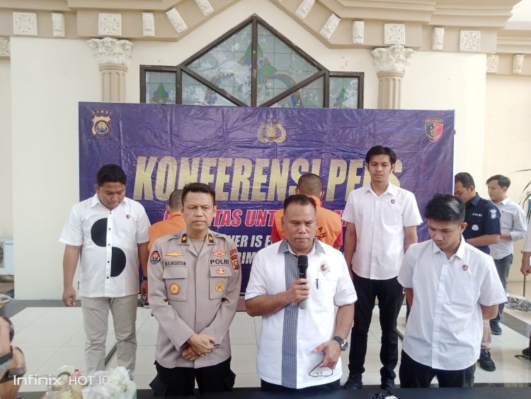 Ditreskrimsus saat memberikan keterangan pers. (Foto : Rolan - sinarjambi.com)