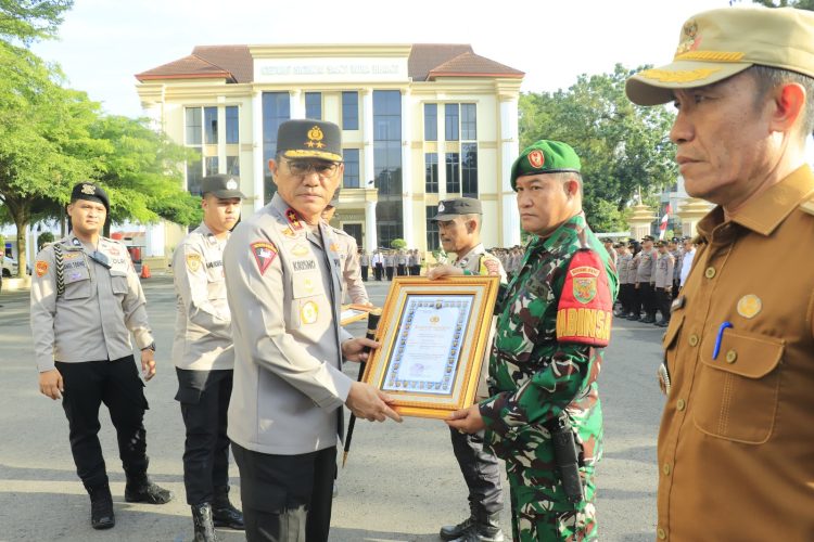 Kapolda berikan penghargaan. (Foto : ist)