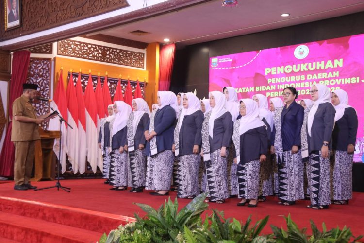 Sudirman melantik pengurus IBI Jambi. (Foto : ist)