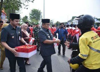 Wali Kota Maulana Pimpin Langsung Gerakan Pembagian Bendera Merah Putih di Kota Jambi. (Foto : ist)