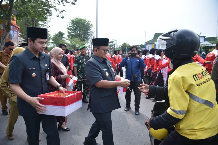 Wali Kota Maulana Pimpin Langsung Gerakan Pembagian Bendera Merah Putih di Kota Jambi. (Foto : ist)