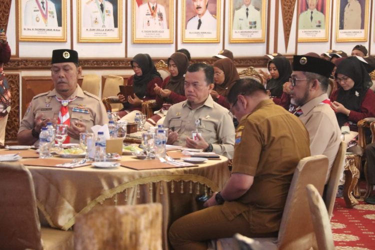 Gubernur Jambi Al Haris lepas kontingen pramuka berkebutuhan khusus. (Foto : ist)