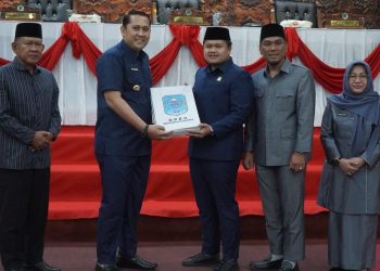 H M Syukur Dengarkan Pandangan Umum Fraksi-Fraksi Dewan. (Foto : ist)