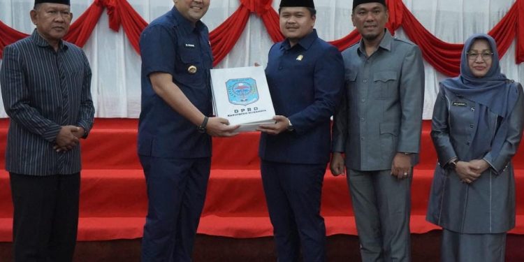 H M Syukur Dengarkan Pandangan Umum Fraksi-Fraksi Dewan. (Foto : ist)