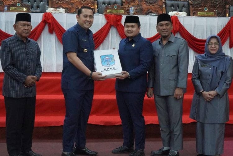 H M Syukur Dengarkan Pandangan Umum Fraksi-Fraksi Dewan. (Foto : ist)