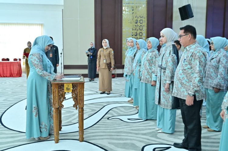 Nadiyah Maulana Lantik Pengurus Dekranasda Kota Jambi : Satukan Langkah Majukan Pengrajin dan Perkuat Ekonomi Kreatif. (Foto : ist)