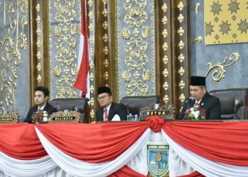 Maulana-Diza Hadiri Paripurna DPRD Kota Jambi Mendengar Pidato Kenegaraan Presiden Dalam Rangka HUT RI ke-80. (Foto : ist)