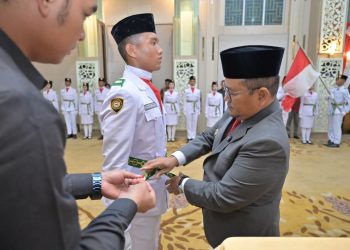 Wali Kota Maulana Kukuhkan Pemuda-Pemudi Terbaik Kota Jambi Menjadi Paskibraka Pengibar Sang Merah Putih. (Foto : ist)