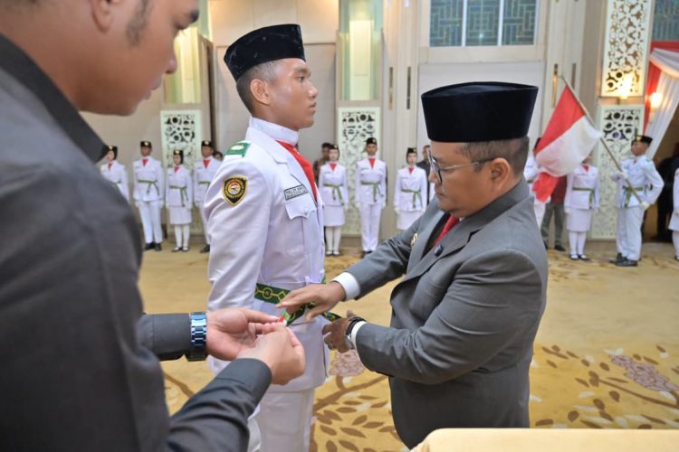 Wali Kota Maulana Kukuhkan Pemuda-Pemudi Terbaik Kota Jambi Menjadi Paskibraka Pengibar Sang Merah Putih. (Foto : ist)