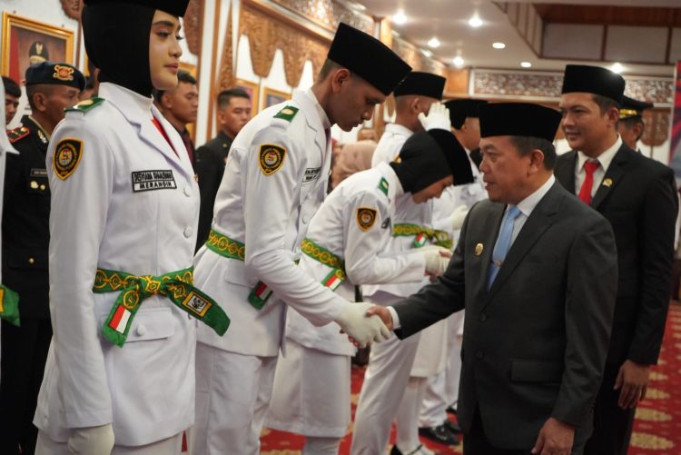 Gubernur Al Haris kukuhkan Paskibraka. (Foto : ist)