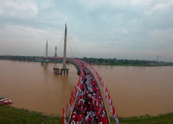 Sejarah Baru! Gubernur Al Haris Raih Rekor MURI Lewat Pengibaran Ribuan Merah Putih di Jembatan Gentala Arasy. (Foto : ist)