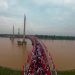 Sejarah Baru! Gubernur Al Haris Raih Rekor MURI Lewat Pengibaran Ribuan Merah Putih di Jembatan Gentala Arasy. (Foto : ist)