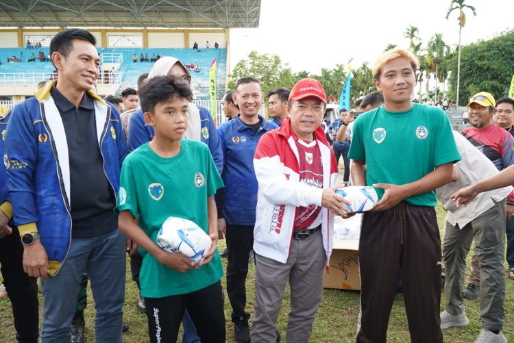 Gubernur Al Haris Dukung Pembinaan Atlet Muda Lewat Piala Soeratin. (Foto : ist)