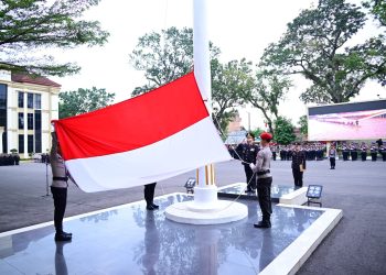 Polda Jambi Gelar Upacara penaikan bendera merah putih. (Foto : ist)