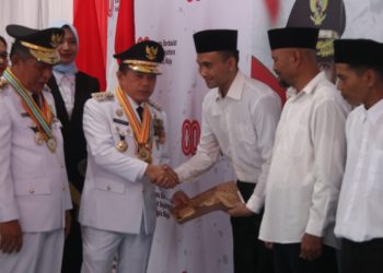 Gubernur serahkan remisi. (Foto : ist)