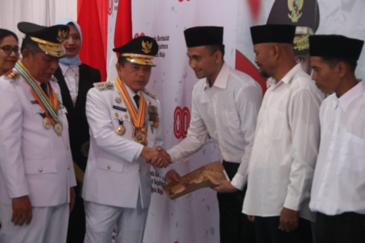 Gubernur serahkan remisi. (Foto : ist)