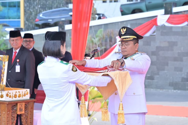 Peringati HUT RI Ke-80, Wali Kota Maulana Pimpin Upacara Pengibaran Sang Merah Putih di Balaikota Jambi. (Foto : ist)