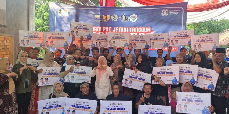 Hj. Hesti Haris Serahkan 50 Unit Bantuan Bedah Rumah di Kota Jambi. (Foto : ist)