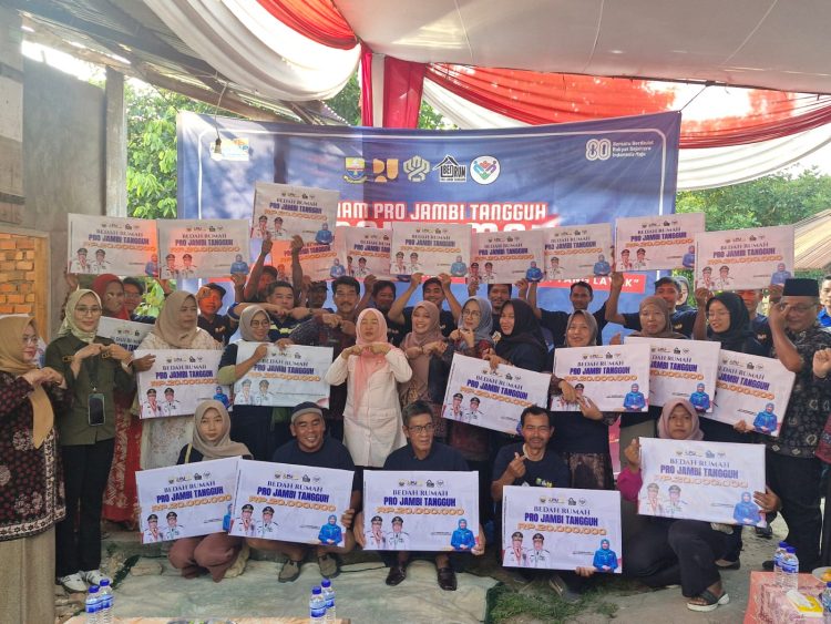 Hj. Hesti Haris Serahkan 50 Unit Bantuan Bedah Rumah di Kota Jambi. (Foto : ist)