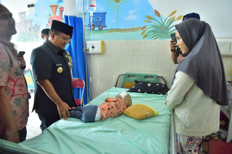 Wali Kota Maulana Bantu Perawatan Balita Hidrosefalus Lewat Program Kartu Bahagia. (Foto : ist)