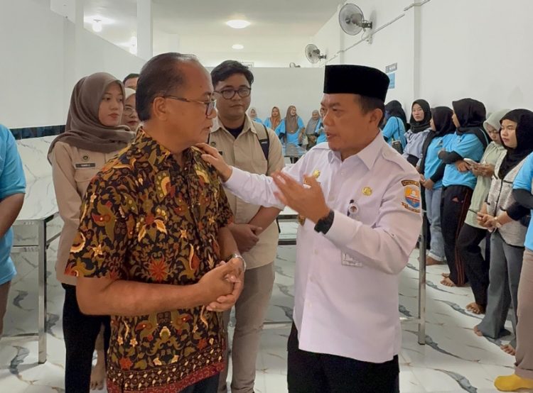 Gubernur Jambi Al Haris saat meninjau SPPG di Pemayung, Batanghari. (Foto : ist)
