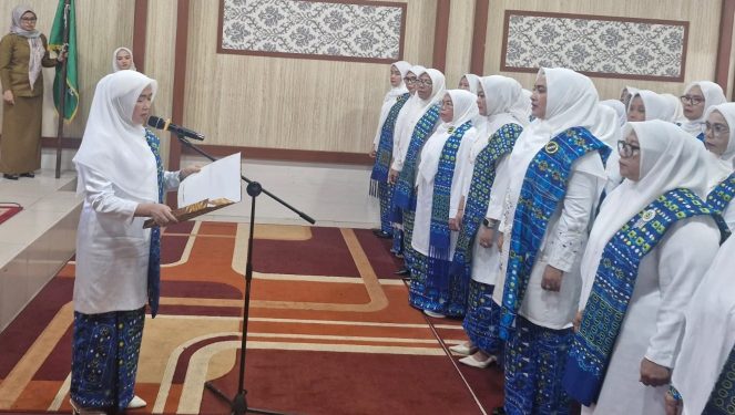 Hj. Hesti Haris Lantik Pengurus Daerah BKMT Kabupaten Muaro Jambi. (Foto : ist)