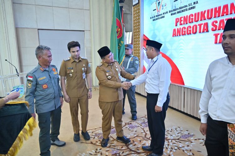 Wali Kota Maulana Kukuhkan 360 Anggota Satlinmas, Perkuat Program Kota Tangguh. (Foto : ist)