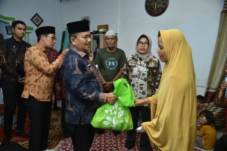 Wali Kota Maulana Serahkan Bantuan Terhadap Korban Begal di Kota Jambi. (Foto : ist)