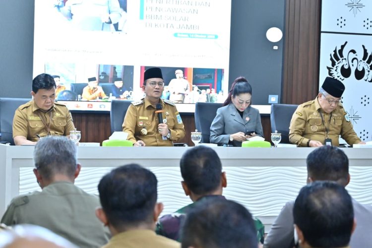 Pemkot Jambi Kembali Berlakukan Kebijakan SPBU Khusus Kendaraan Roda Enam Guna Kurangi Kemacetan Akibat Antrean Solar. (Foto : ist)