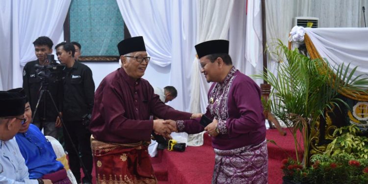 Wali Kota Jambi, Dr.dr. H. Maulana,M.K.M, didampingi Ketua TP PKK Kota Jambi, Dr. dr. Hj. Nadiyah Maulana, Sp.OG, menghadiri Sidang Paripurna Istimewa Pemerintah Kabupaten Bungo. (Foto : ist)