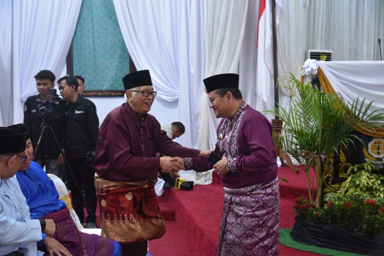 Wali Kota Jambi, Dr.dr. H. Maulana,M.K.M, didampingi Ketua TP PKK Kota Jambi, Dr. dr. Hj. Nadiyah Maulana, Sp.OG, menghadiri Sidang Paripurna Istimewa Pemerintah Kabupaten Bungo. (Foto : ist)