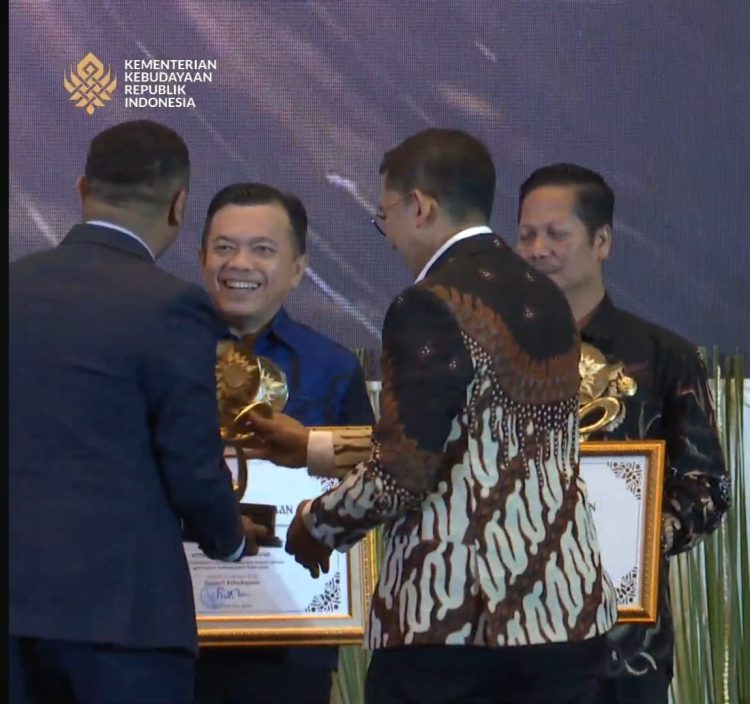 Gubernur Al Haris Terima Penghargaan "Pemerintah Daerah Terbaik" dari Kementerian Kebudayaan. (Foto : ist)