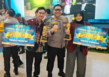 Kabid Humas Polda Kalteng Kombes Pol Erlan bersama pemenang lomba. (Foto : ist)