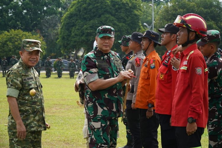 Gubernur Al Haris Dampingi Pangdam XX/TIB Pimpin Apel Kesiapsiagaan Penanggulangan Karhutla di Provinsi Jambi. (Foto : ist)
