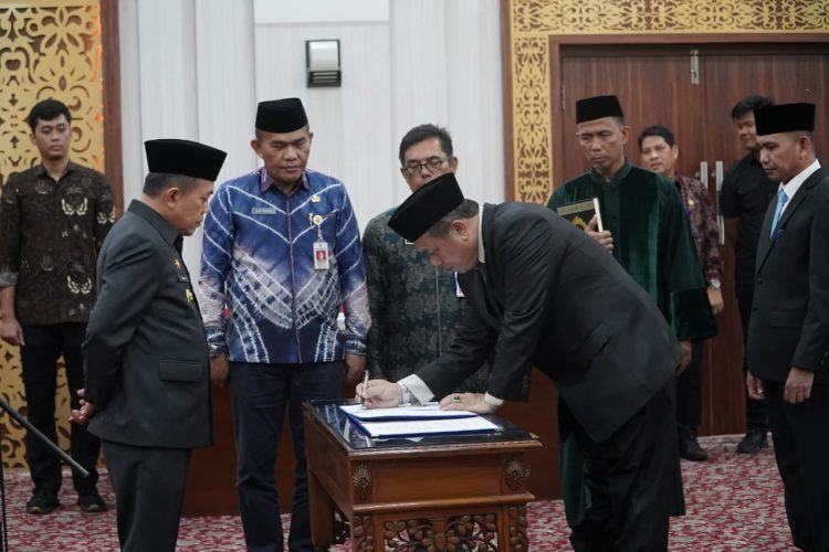 Gubernur Al Haris Lantik Pejabat Eselon II Pemprov Jambi. (Foto : ist)