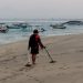 Heri saat mencari keberuntungan di pantai Jerman, Bali. (Foto : Rolan - sinarjambi.com)