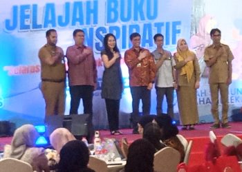 FX Widarto bersama penulis buku. (Foto : Rolan - sinarjambi.com)