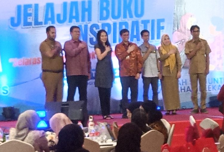 FX Widarto bersama penulis buku. (Foto : Rolan - sinarjambi.com)