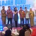 FX Widarto bersama penulis buku. (Foto : Rolan - sinarjambi.com)